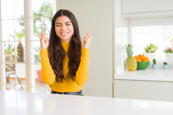 Jonge Mooie Vrouw Thuis Witte Tafel Lachende Kruisende Vingers Met — Stockfoto