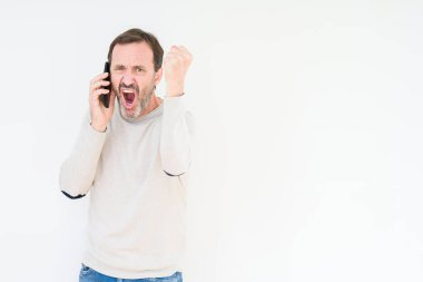 Üst düzey adam akıllı telefonda izole arka plan üzerinde konuşan rahatsız ve öfke, çılgın ve kaldırdı el, öfke kavramı ile bağırarak bağırma sinirli
