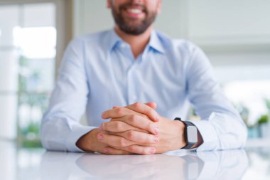 Beyaz masa üzerinde çarpı işareti adam elinde kapat