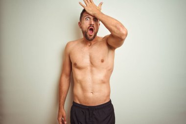 İzole arka plan üzerinde genç yakışıklı gömleksiz adam yanlışlık için baş el ile şaşırdı, hata hatırlıyorum. Unuttum, kötü bellek kavramı.