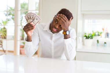 African American Man Holding 50 dolar banka notları el ile, utanç ve sürpriz yüz, öfkeli ve sinirli ile şok vurguladı. Korku ve hata için üzgün.