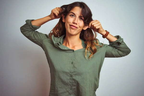 Joven Hermosa Mujer Con Camisa Verde Pie Sobre Fondo Gris — Foto de Stock