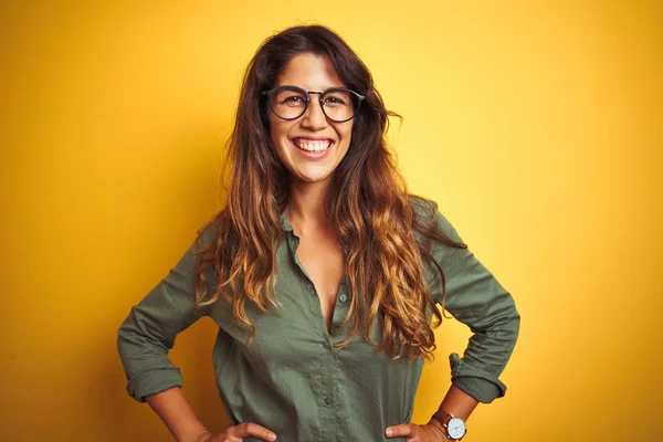 Giovane Bella Donna Che Indossa Camicia Verde Occhiali Sfondo Isolato — Foto Stock