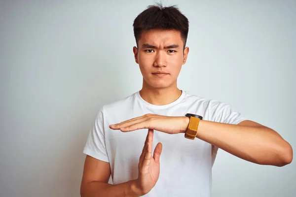 Joven Asiático Chino Hombre Usando Camiseta Pie Sobre Aislado Blanco —  Fotos de Stock