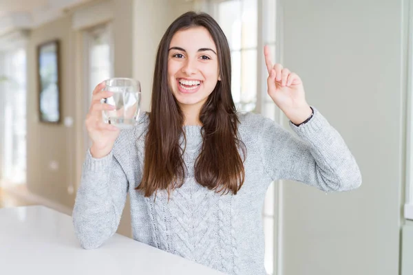 Vacker Ung Kvinna Dricker Ett Färskt Glas Vatten Förvånad Med — Stockfoto