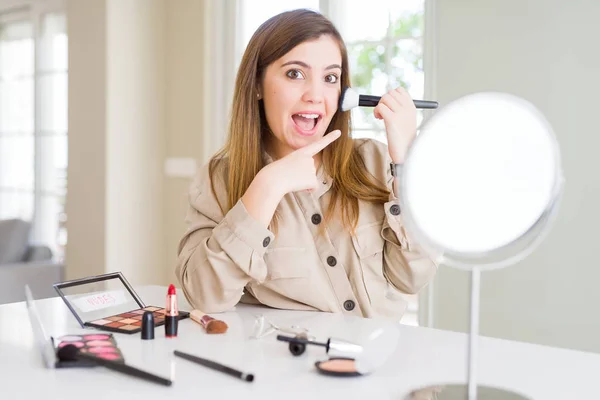 Piękna Młoda Kobieta Pomocą Makijażu Kosmetyki Stosując Kolor Pomocą Pędzla — Zdjęcie stockowe