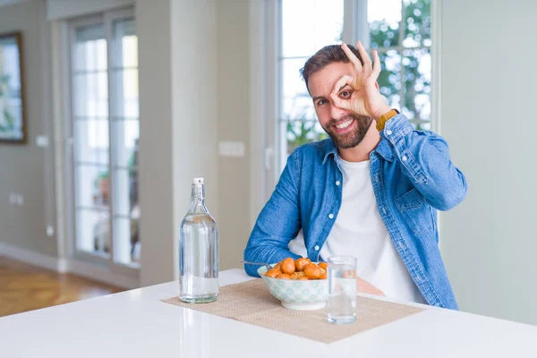 Hombre Guapo Comiendo Pasta Con Albóndigas Salsa Tomate Casa Haciendo — Foto de Stock