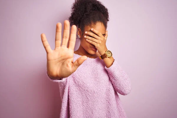 Fiatal Afro Amerikai Visel Téli Pulóvert Állva Elszigetelt Rózsaszín Háttér — Stock Fotó