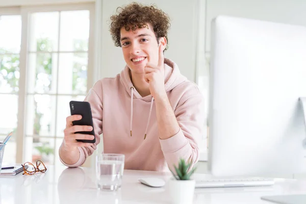 Joven Estudiante Usando Smartphone Computadora Sorprendido Con Una Idea Pregunta —  Fotos de Stock