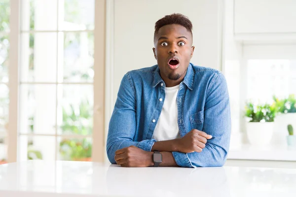 Hombre Afroamericano Guapo Casa Asustado Sorprendido Con Expresión Sorpresa Miedo —  Fotos de Stock