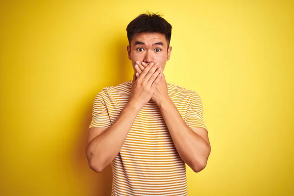 Jonge Aziatische Chinese Man Dragen Shirt Staande Geïsoleerde Gele Achtergrond — Stockfoto