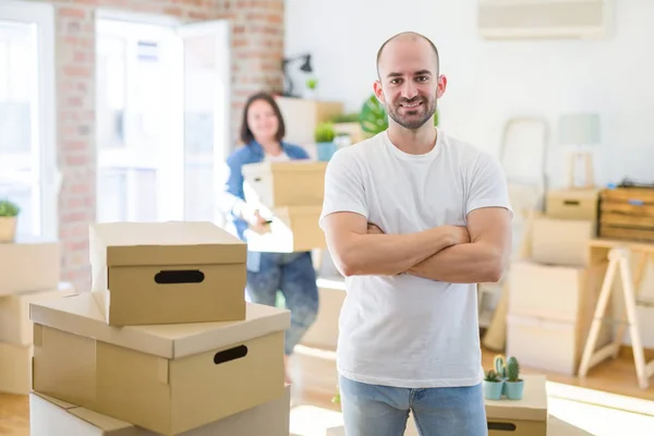 Jeune Couple Arrondis Boîtes Carton Déplaçant Vers Une Nouvelle Maison — Photo