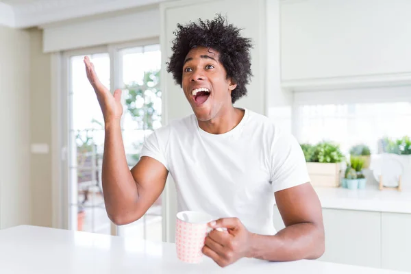 African American Man Afro Włosów Picia Filiżankę Kawy Bardzo Szczęśliwy — Zdjęcie stockowe