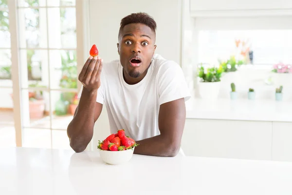 Africano Americano Homem Comendo Morangos Saudáveis Frescos Assustado Choque Com — Fotografia de Stock