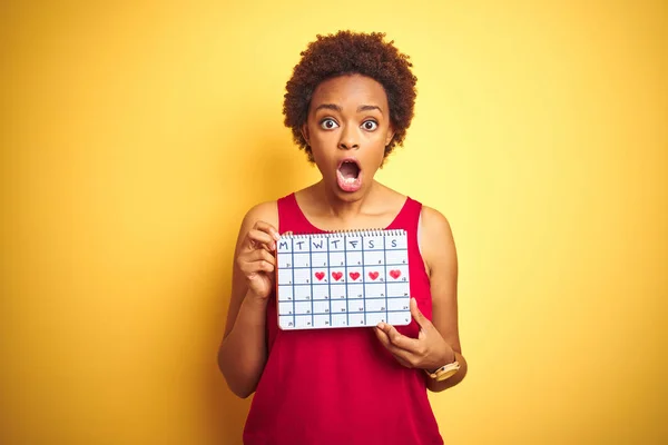Jonge Afro Amerikaanse Vrouw Houden Menstruatie Kalender Geïsoleerde Gele Achtergrond — Stockfoto