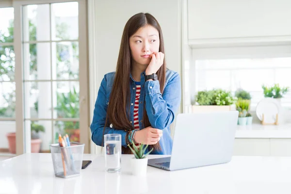 Красиві Азіатські Жінки Працює Використовуючи Комп Ютер Ноутбук Дивлячись Підкреслив — стокове фото