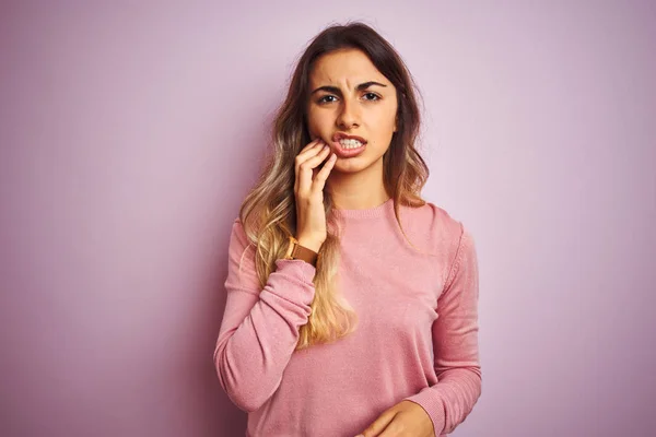 Genç Güzel Kadın Diş Ağrısı Diş Hastalıkları Nedeniyle Acı Ifade — Stok fotoğraf