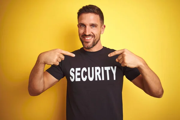 Jovem Salvaguardar Homem Vestindo Uniforme Segurança Sobre Amarelo Isolado Fundo — Fotografia de Stock