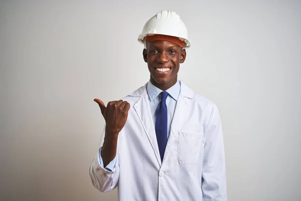 Uomo Ingegnere Afroamericano Indossa Cappotto Casco Sfondo Bianco Isolato Sorridente — Foto Stock