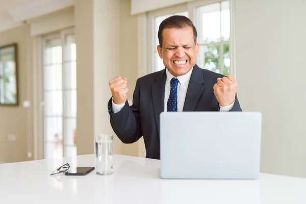 Hombre Negocios Mediana Edad Que Trabaja Con Computadora Portátil Muy —  Fotos de Stock