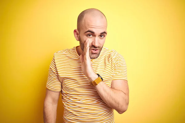 Joven Calvo Con Barba Llevando Una Camiseta Casual Rayas Sobre — Foto de Stock