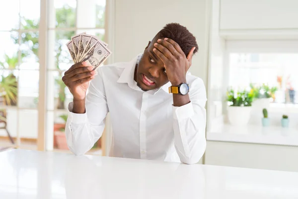 Hombre Afroamericano Sosteniendo Billetes Cincuenta Dólares Estresados Con Mano Cabeza — Foto de Stock