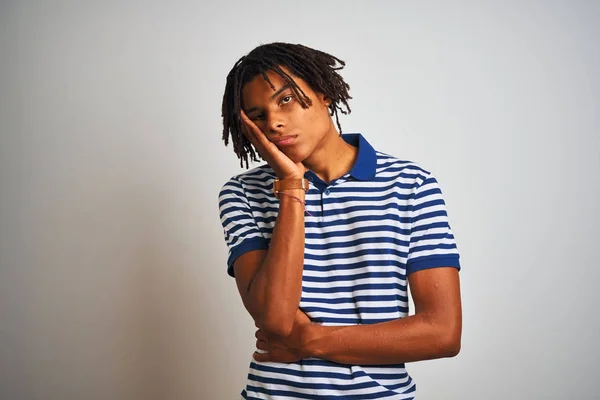 Afro Mann Mit Dreadlocks Und Gestreiftem Blauem Polo Der Vor — Stockfoto