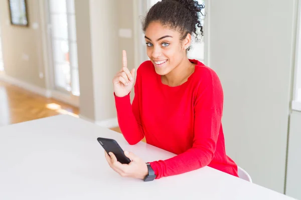Jovem Afro Americana Usando Smartphone Mensagens Texto Uma Mensagem Surpreendida — Fotografia de Stock