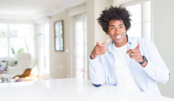 Afro Américain Maison Pointant Les Doigts Vers Caméra Avec Visage — Photo