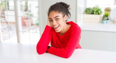 Güzel genç African Amerikan kadın gülümseyen neşeli eğilme 