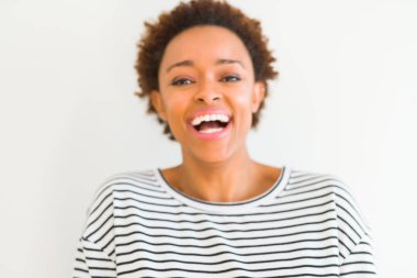 Emin gülümseyen güzel genç Afro-Amerikan kadın 