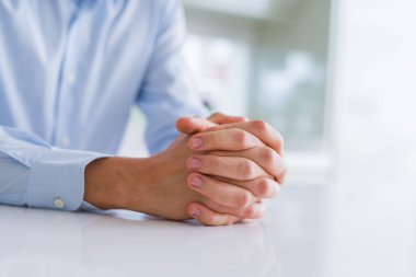 Beyaz masa üzerinde çarpı işareti adam elinde kapat