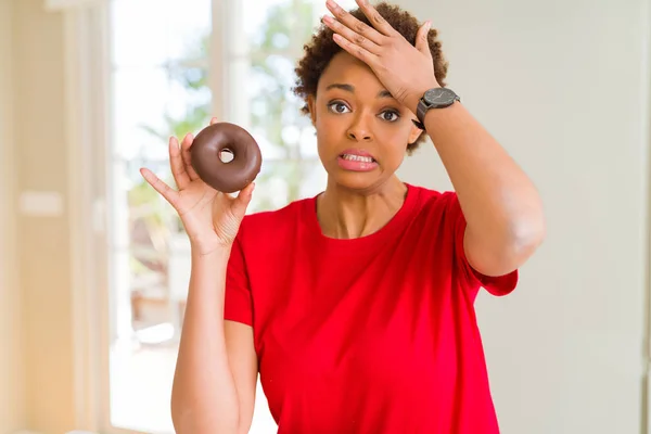 Ung Afrikansk Amerikansk Kvinna Äter Choklad Donut Stressad Med Hand — Stockfoto