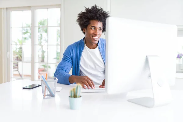 African American Man Werken Met Behulp Van Computer Met Een — Stockfoto