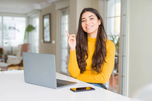 Mujer Joven Usando Computadora Portátil Con Una Gran Sonrisa Cara —  Fotos de Stock