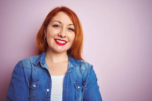 Youg Güzel Kızıl Saçlı Kadın Izole Pembe Arka Plan Mutlu — Stok fotoğraf