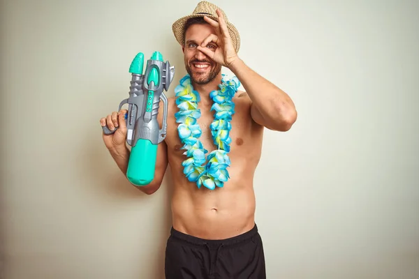 Hombre Guapo Sin Camisa Con Lei Hawaiano Pistola Agua Sobre — Foto de Stock