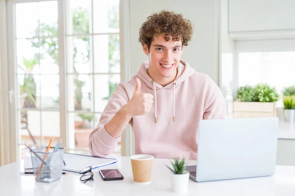 Jovem Estudante Homem Trabalhando Estudando Usando Computador Laptop Feliz Com — Fotografia de Stock