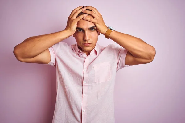 분홍색 배경위에 우아한 셔츠를 잘생긴 남자는 통증과 편두통 때문에 두통이 — 스톡 사진