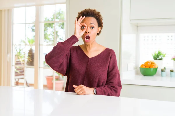 Jeune Belle Femme Afro Américaine Maison Faisant Geste Correct Choqué — Photo