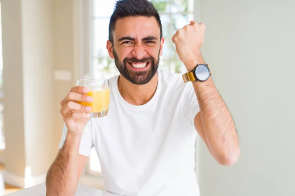 Hombre Hispano Guapo Bebiendo Jugo Naranja Saludable Molesto Frustrado Gritando — Foto de Stock