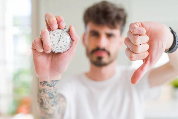 Giovane Che Utilizza Cronometro Con Faccia Arrabbiata Segno Negativo Che — Foto Stock