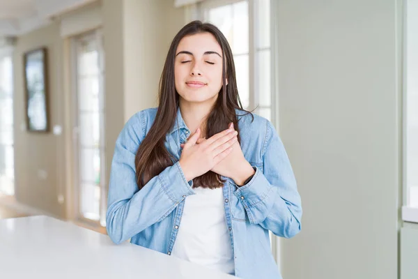 Hermosa Joven Sentada Mesa Blanca Casa Sonriendo Con Las Manos —  Fotos de Stock