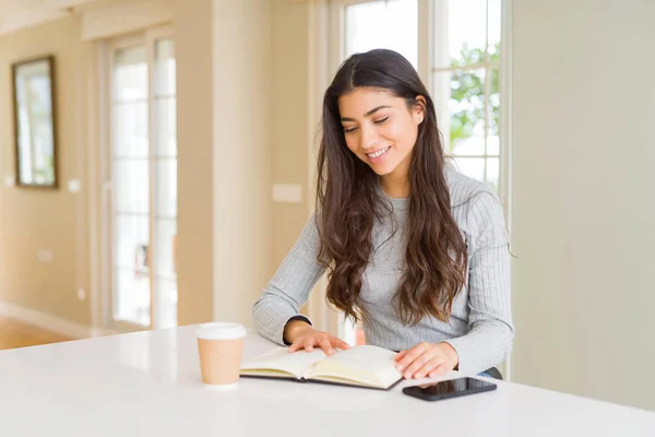 Mujer Joven Leyendo Libro Bebiendo Café Con Una Cara Feliz —  Fotos de Stock