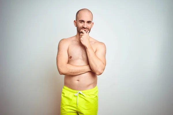 Joven Hombre Sin Camisa Vacaciones Con Traje Baño Amarillo Sobre — Foto de Stock