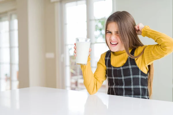 Menina Bonita Pingando Copo Leite Fresco Irritado Frustrado Gritando Com — Fotografia de Stock