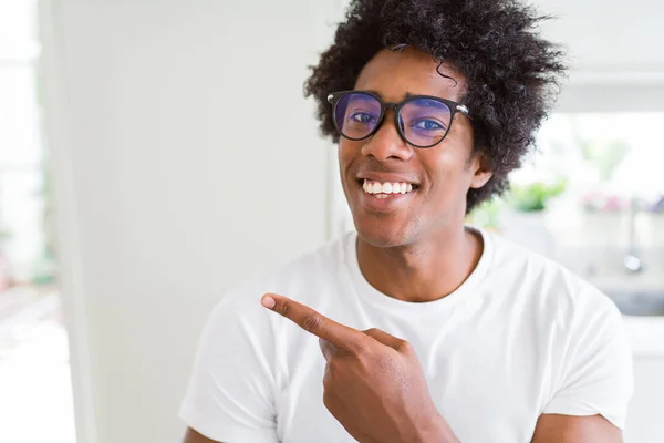 Hombre Afroamericano Con Gafas Alegres Con Una Sonrisa Cara Apuntando —  Fotos de Stock