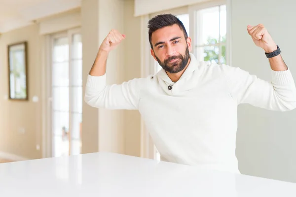 Hombre Hispano Guapo Usando Suéter Blanco Casual Casa Mostrando Los — Foto de Stock