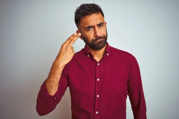 Ung Indisk Man Klädd Röd Elegant Skjorta Stående Över Isolerade — Stockfoto