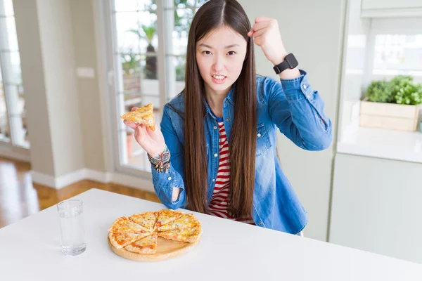 Piękna Azjatycka Kobieta Jedzenia Kawałek Pizzy Sera Zirytowany Sfrustrowany Krzyczeć — Zdjęcie stockowe